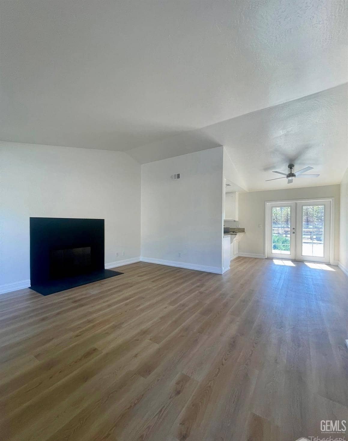 23441 Lakeview Drive — photo 3