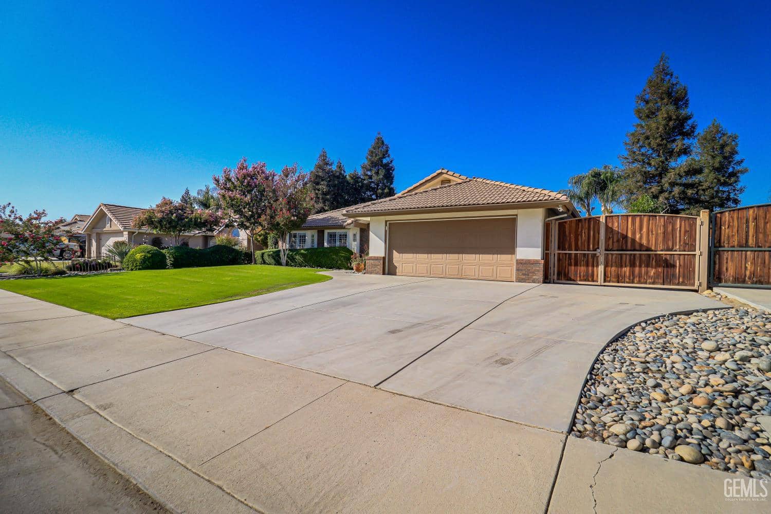 9118 Oak Hills Avenue — photo 3