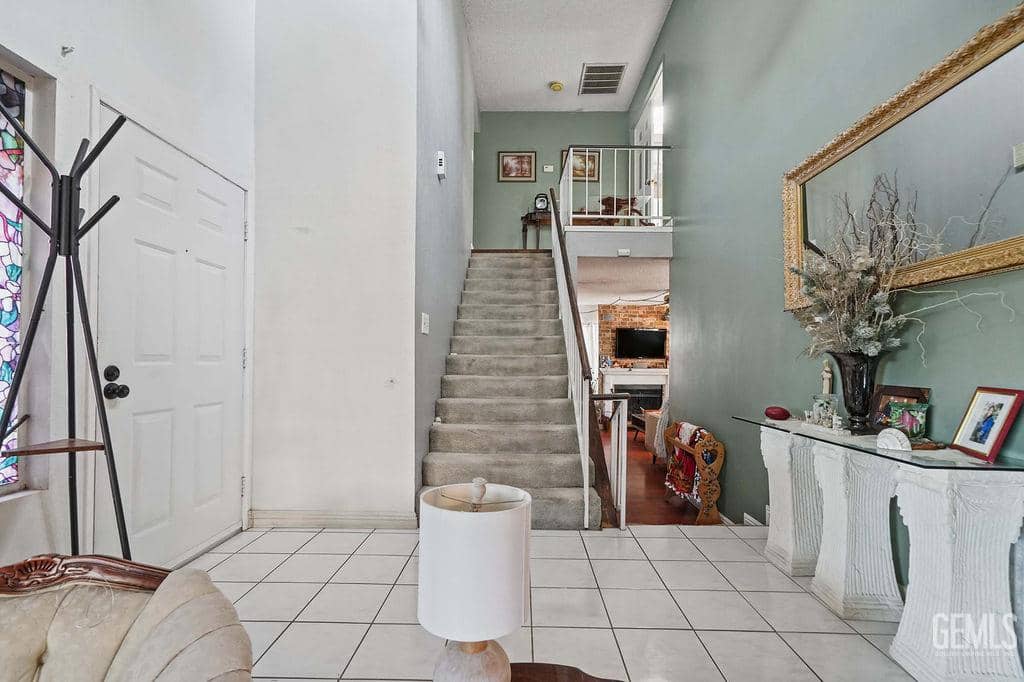 7805 Kandarian Way — photo 4