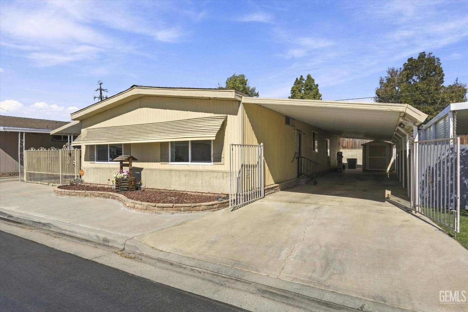 400 E Roberts Lane — photo 4