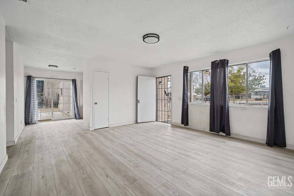 233 E 5th Street — photo 6