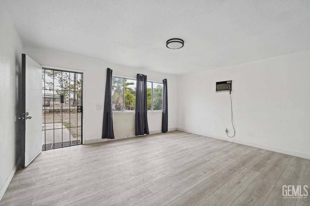 233 E 5th Street — photo 5